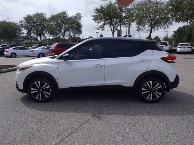 Photo of 2018 Aspen White/Super Black Nissan Kicks