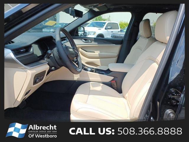 Photo of 2025 Diamond Black Crystal Pearlcoat Jeep Grand Cherokee