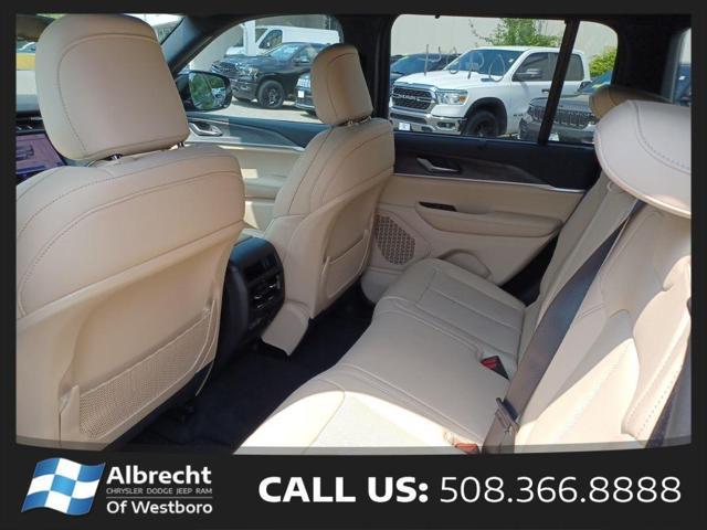 Photo of 2025 Diamond Black Crystal Pearlcoat Jeep Grand Cherokee