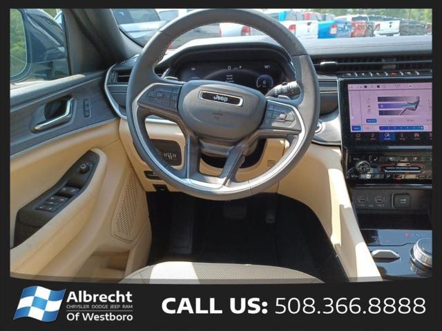 Photo of 2025 Diamond Black Crystal Pearlcoat Jeep Grand Cherokee