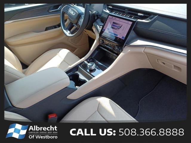 Photo of 2025 Diamond Black Crystal Pearlcoat Jeep Grand Cherokee
