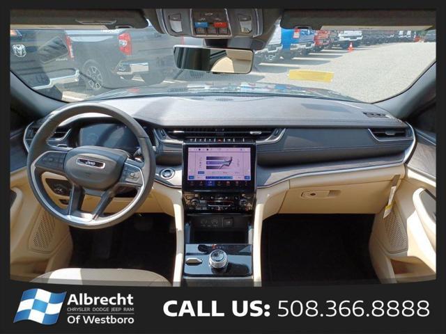 Photo of 2025 Diamond Black Crystal Pearlcoat Jeep Grand Cherokee