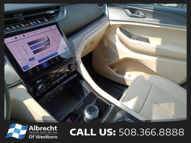 Photo of 2025 Diamond Black Crystal Pearlcoat Jeep Grand Cherokee