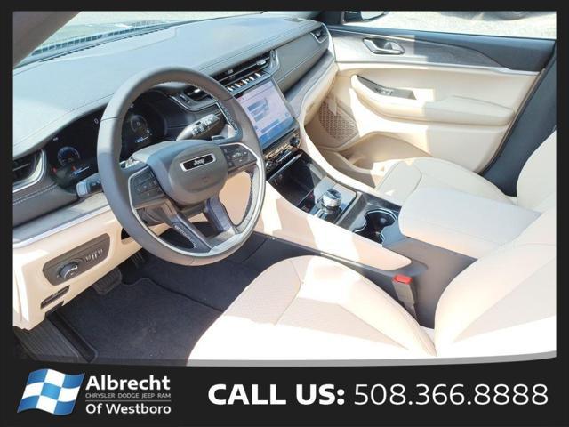 Photo of 2025 Diamond Black Crystal Pearlcoat Jeep Grand Cherokee