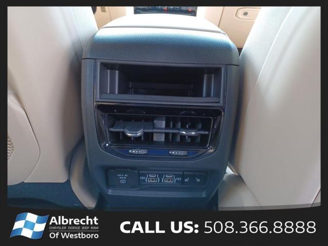 Photo of 2025 Diamond Black Crystal Pearlcoat Jeep Grand Cherokee