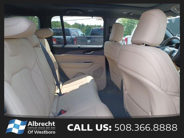 Photo of 2025 Diamond Black Crystal Pearlcoat Jeep Grand Cherokee