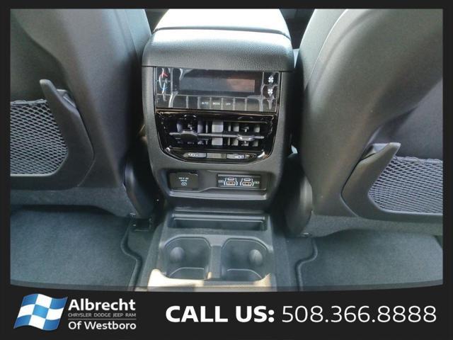 Photo of 2025 Diamond Black Crystal Pearlcoat Jeep Grand Cherokee L