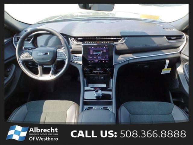 Photo of 2025 Diamond Black Crystal Pearlcoat Jeep Grand Cherokee L