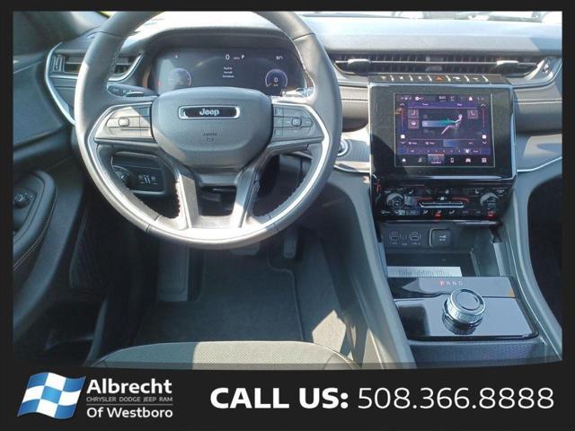 Photo of 2025 Diamond Black Crystal Pearlcoat Jeep Grand Cherokee L