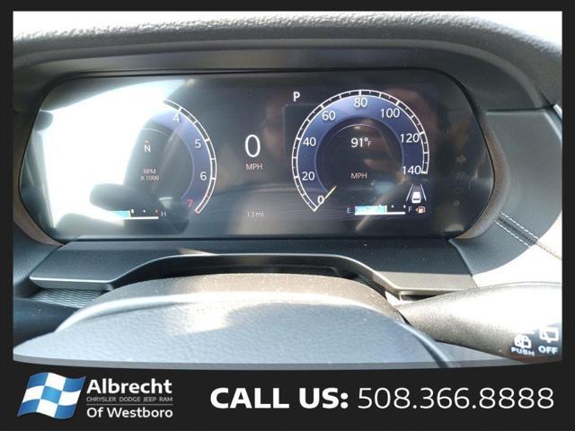 Photo of 2025 Diamond Black Crystal Pearlcoat Jeep Grand Cherokee L