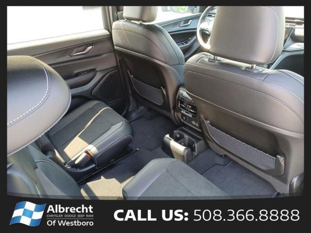 Photo of 2025 Diamond Black Crystal Pearlcoat Jeep Grand Cherokee L