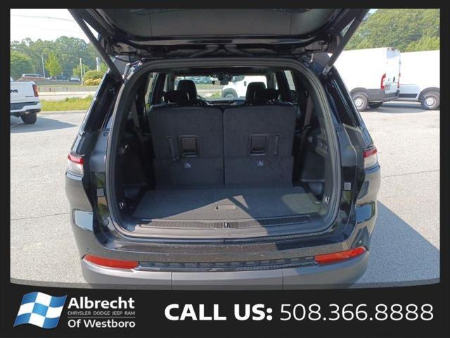 Photo of 2025 Diamond Black Crystal Pearlcoat Jeep Grand Cherokee L
