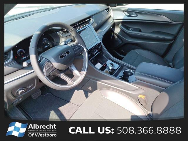 Photo of 2025 Diamond Black Crystal Pearlcoat Jeep Grand Cherokee L