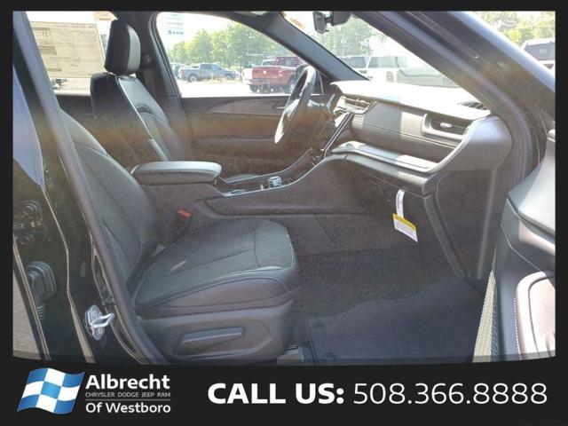 Photo of 2025 Diamond Black Crystal Pearlcoat Jeep Grand Cherokee L
