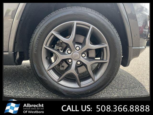Photo of 2021 Granite Crystal Metallic Clearcoat Jeep Grand Cherokee