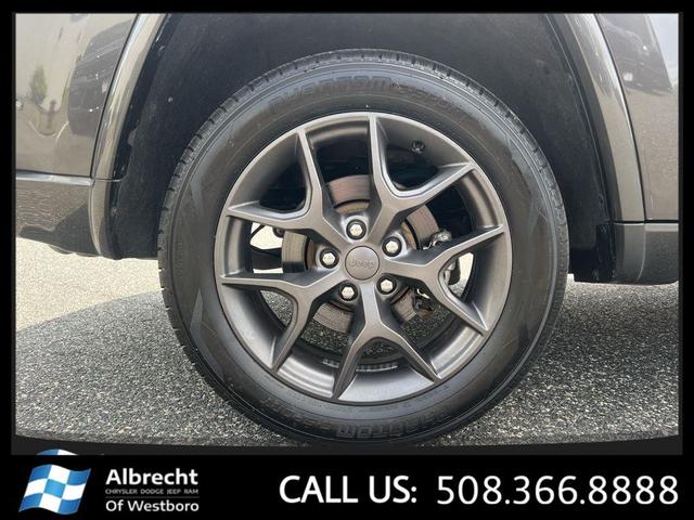 Photo of 2021 Granite Crystal Metallic Clearcoat Jeep Grand Cherokee