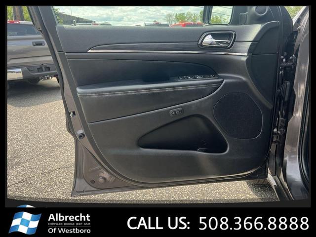 Photo of 2021 Granite Crystal Metallic Clearcoat Jeep Grand Cherokee
