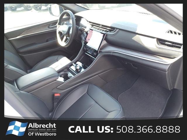 Photo of 2025 Bright White Clearcoat Jeep Grand Cherokee