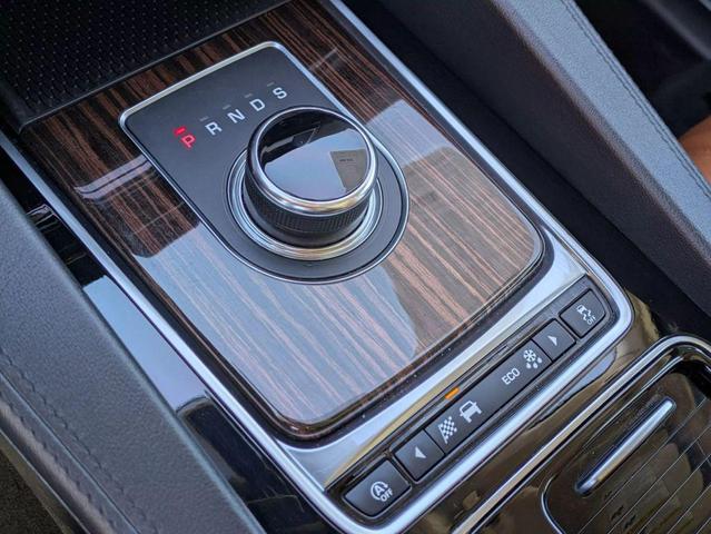 Photo of 2018 Yulong White Metallic Jaguar F-PACE