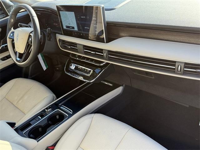 Photo of 2025 Whisper White Lincoln Corsair