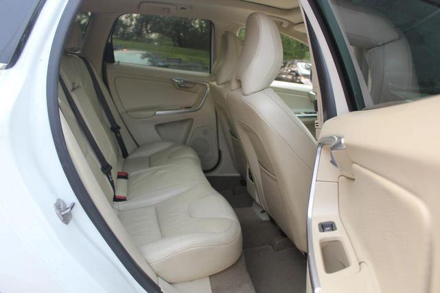 Photo of 2014 Crystal White Pearl Volvo XC60