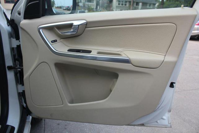 Photo of 2014 Crystal White Pearl Volvo XC60