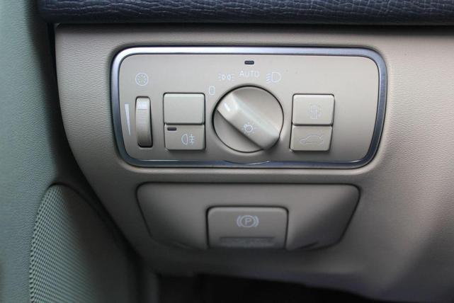 Photo of 2014 Crystal White Pearl Volvo XC60