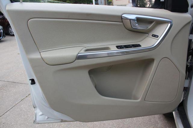 Photo of 2014 Crystal White Pearl Volvo XC60