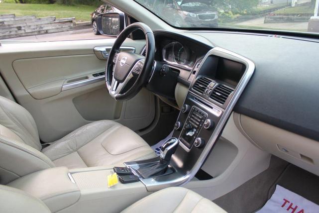 Photo of 2014 Crystal White Pearl Volvo XC60