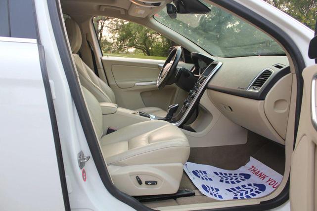 Photo of 2014 Crystal White Pearl Volvo XC60