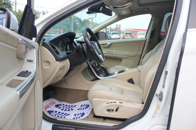 Photo of 2014 Crystal White Pearl Volvo XC60