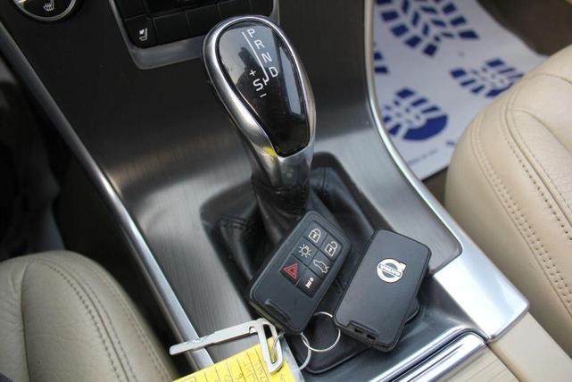 Photo of 2014 Crystal White Pearl Volvo XC60