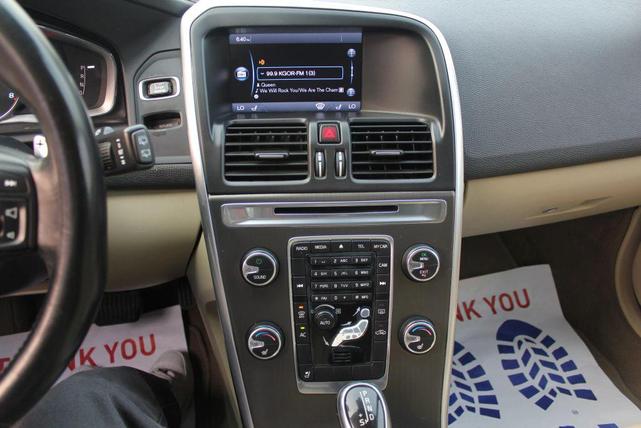 Photo of 2014 Crystal White Pearl Volvo XC60