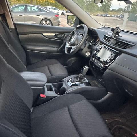 Photo of 2019 Glacier White Nissan Rogue