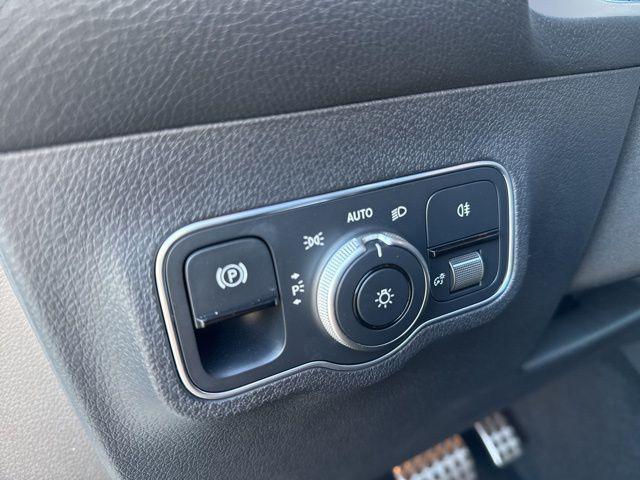 Photo of 2024 Polar White Mercedes-Benz GLB 250