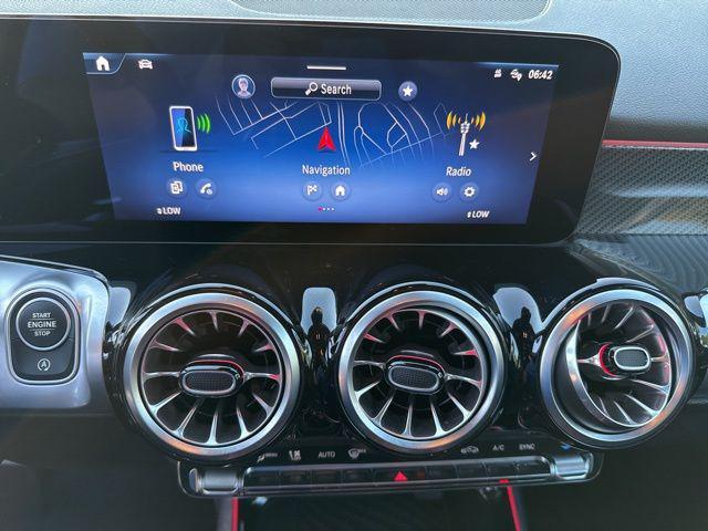Photo of 2024 Polar White Mercedes-Benz GLB 250