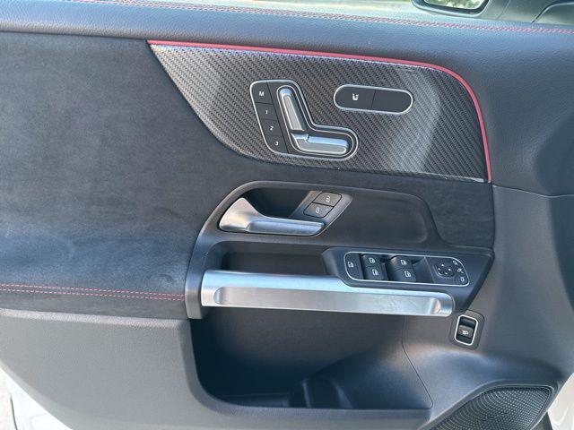 Photo of 2024 Polar White Mercedes-Benz GLB 250