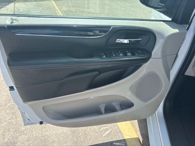 Photo of 2019 White Knuckle Clearcoat Dodge Grand Caravan