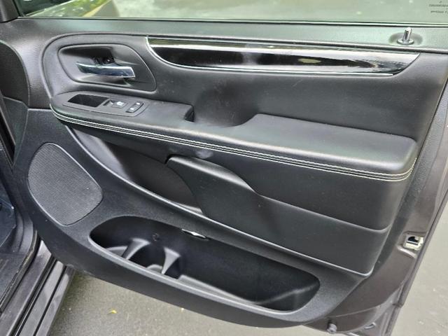 Photo of 2018 Granite Crystal Clearcoat Metallic Dodge Grand Caravan