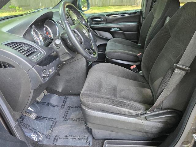 Photo of 2018 Granite Crystal Clearcoat Metallic Dodge Grand Caravan