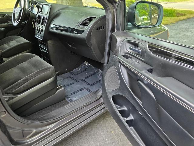 Photo of 2018 Granite Crystal Clearcoat Metallic Dodge Grand Caravan