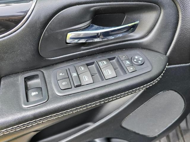 Photo of 2018 Granite Crystal Clearcoat Metallic Dodge Grand Caravan