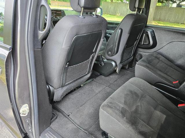 Photo of 2018 Granite Crystal Clearcoat Metallic Dodge Grand Caravan