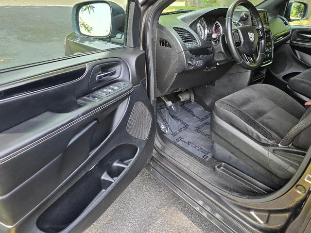 Photo of 2018 Granite Crystal Clearcoat Metallic Dodge Grand Caravan