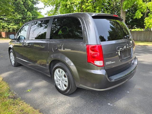 Photo of 2018 Granite Crystal Clearcoat Metallic Dodge Grand Caravan