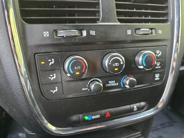 Photo of 2018 Granite Crystal Clearcoat Metallic Dodge Grand Caravan