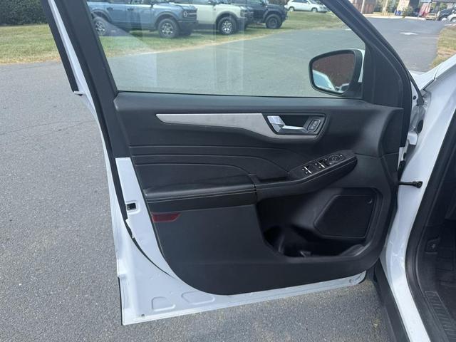 Photo of 2022 Oxford White Ford Escape