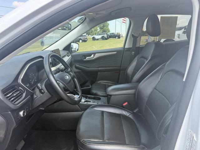Photo of 2022 Oxford White Ford Escape