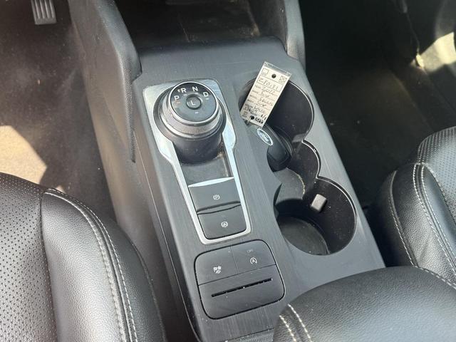 Photo of 2022 Oxford White Ford Escape