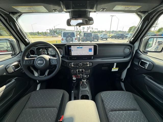 Photo of 2025 Bright White Clearcoat Jeep Gladiator